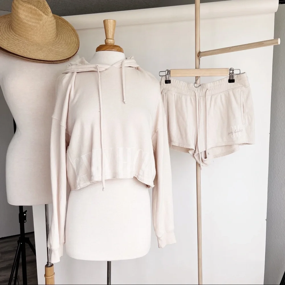 SOLD ❌ CREAM SWEATSHIRT AND SHORTS LOUNGE SET - Picture 1 of 6